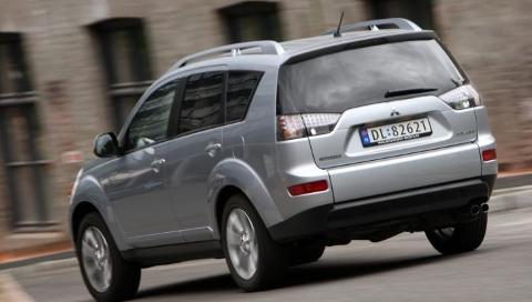 PLASSMESTER: Mitsubishi Outlander er blant kompakt-SUV-ene med mest plass, og regnes i tillegg som et trygt bruktkjøp. Foto: Egil Nordlien, HM Foto PLASSMESTER: Mitsubishi Outlander er blant kompakt-SUV-ene med mest plass, og regnes i tillegg som et trygt bruktkjøp. Foto: Egil Nordlien, HM Foto