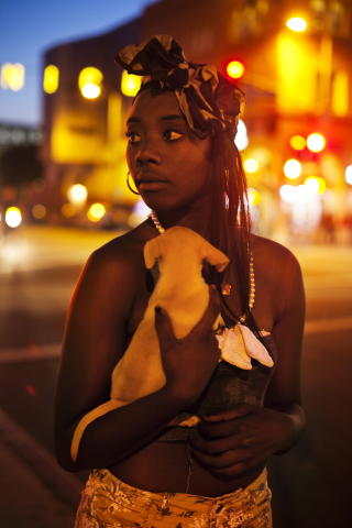 PUPPY LOVE: Lane White (17) pr�ver � selge valpen Chastity (3 md.) til forbipasserende i hunderike Venice. Foto: KNUT EGIL WANG