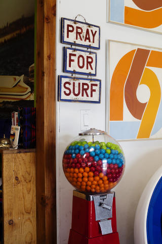 B�NN: Surfing er popul�rt p� Californiakysten, som skiltet viser. Foto: KNUT EGIL WANG