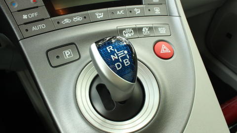 TRE VALG: De tre knappene til h�yre for girspaken er modusene du kan velge. Den f�rste fra venstre er hybriddrift, den i midten gj�r at du kj�rer p� str�m, og den siste lar deg kj�re s� �konomisk som mulig uansett. Foto: BREDE LIE REIME