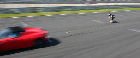 Her kj�rer han i 143 kilometer i timen - p� longboard