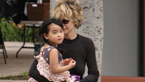 BLOMSTERNAVN: Meg Ryan ville gj�re det klinkende klart at hun hadde ekte tusenfryd i tankene da hun ga navnet Daisy True til sin adoptivdatter. foto: STELLAPICTURES.COM