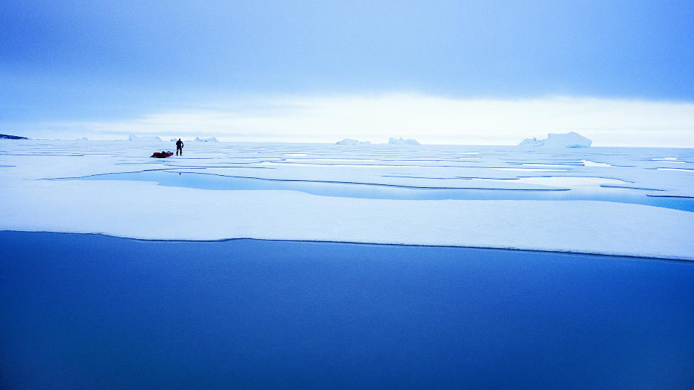 HIT?  Statoil tar nye skritt i nord, og oljeminister Ola Borten Moe vil la dem bore til Nordpolen. Per i dag finnes ikke nok kunnskap for � bore trygt der, innr�mmer Statoil, som tredobler teknologibudsjettet. Her fra Frans Josefs land. Foto: B�rge Ousland/Thomas Ulrich.