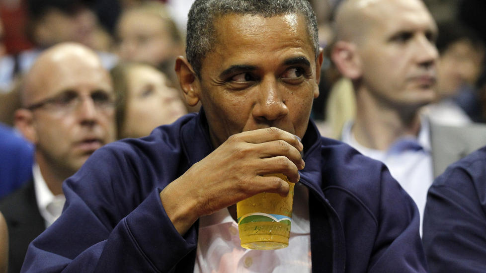 �L: Her drikker Barack Obama �l mens han ser p� en basketballkamp under �rets OL. Foto: AP