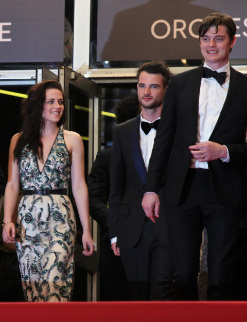 TRANG FØDSEL: I mai lanserte (fra venstre) Kristen Stewart, Tom Sturridge og Sam Riley «On the Road» med brask og bram i Cannes. Siden har filmen vært tilbake på klippebordet, og nå droppes den på norsk kino. Foto: AP Photo/Scanpix TRANG FØDSEL: I mai lanserte (fra venstre) Kristen Stewart, Tom Sturridge og Sam Riley «On the Road» med brask og bram i Cannes. Siden har filmen vært tilbake på klippebordet, og nå droppes den på norsk kino. Foto: AP Photo/Scanpix