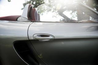VOKSEN: Porsche har gjort seg flid med siste generasjon av Boxster. Det ser man i detaljene. Foto: H�KON EIKESDAL