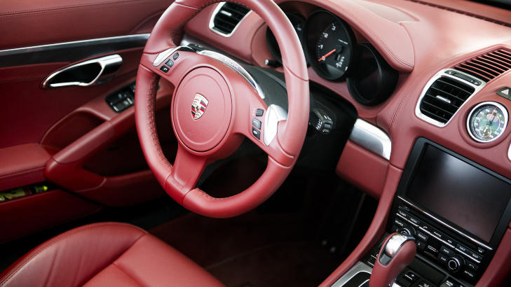 SER R�DT: Fargen p� interi�ret i akkurat denne bilen krever litt tilvenning, men alt annet sitter der det skal, inkludert turtelleren i midten. Foto: H�KON EIKESDAL