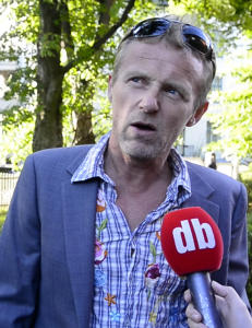 - De gikk på kneet mitt og takla meg i knehøyde