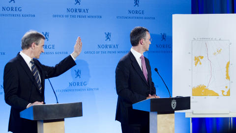 GRENSE UNDER VANN: Statsminister Jens Stoltenberg (th) og utenriksminister Jonas Gahr Støre fotografert da de informerte pressen om delelinjen i Barentshavet.
Foto: Heiko Junge / SCANPIX GRENSE UNDER VANN: Statsminister Jens Stoltenberg (th) og utenriksminister Jonas Gahr Støre fotografert da de informerte pressen om delelinjen i Barentshavet.
Foto: Heiko Junge / SCANPIX
