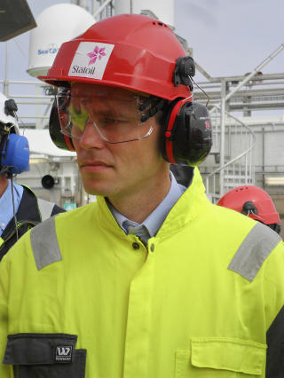 BOREVILLIG: Olje- og energiminister Ola Borten Moe (Sp) lar seg definitivt ikke stanse av en breddegrad, og omfavnes av Frp for sin nordlige boreiver. Foto: Koranyi Balazs / REUTERS BOREVILLIG: Olje- og energiminister Ola Borten Moe (Sp) lar seg definitivt ikke stanse av en breddegrad, og omfavnes av Frp for sin nordlige boreiver. Foto: Koranyi Balazs / REUTERS