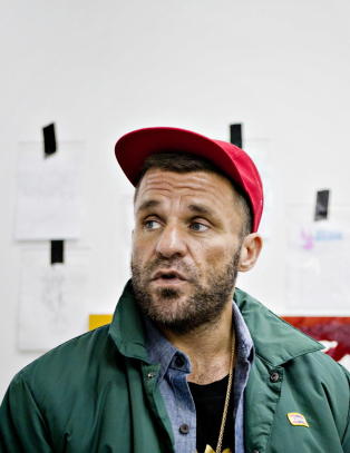 - Nakne menn p� metallkroker, sexhuler og voldelige dukker