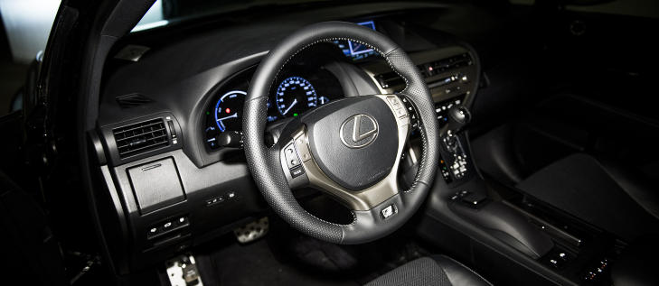 KAN SAKENE: At Lexus kan lage gode biler har de bevist for lenge siden, RX450h er ikke noe unntak, men de kunne tatt en ekstra titt p� deler av interi�ret. Foto: H�KON EIKESDAL