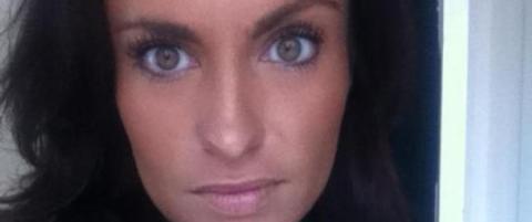 Svenske Gabriella (25) sjekket inn under pappas navn