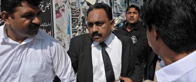 Imam siktet for å plante brent Koran hos Rimsha (11)