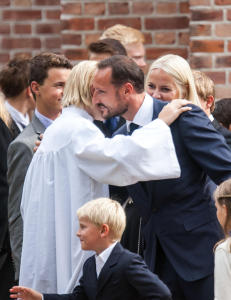 Kongefamilien på plass på Marius sin store dag