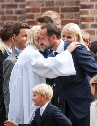 Kongefamilien på plass på Marius sin store dag