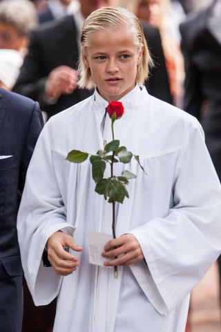 KONFIRMASJONSROSE: Marius Borg H�iby ute av kirka med r�d konfirmasjonsrose. Foto: Per Fl�the / Dagbladet