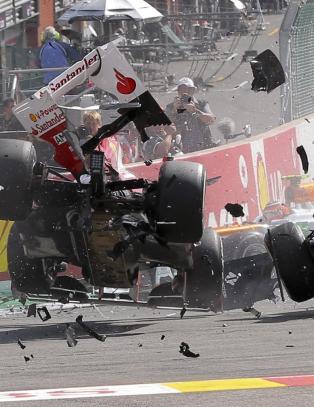 VM-leder Alonso helskinnet fra voldsom krasj i f�rste sving