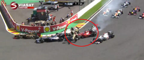 Her flyr bilen centimetre over hodet til Alonso