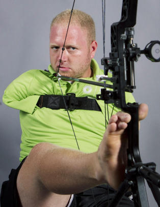 Holder buen med foten, trekker av med munnen