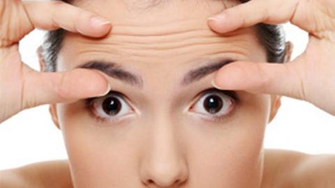 DROPP ANTIRYNKEKREMEN: Begynner du med antiageprodukter ved det f�rste lille tegnet til rynker, vil du sannsynligvis bli skuffet. Er du riktig uheldig f�r du med deg noen kviser p� kj�pet.  Foto: THINKSTOCKPHOTOS.COM