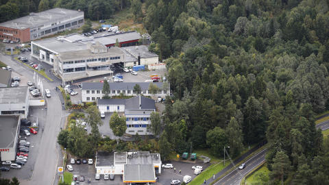 FRA DØR TIL DØR: Politiet går nå fra dør til dør for å samle informasjon etter at det i går kveld ble funnet en død person på Sofiemyr i Oppegård. Foto: Bjørn Langsem / Dagbladet FRA DØR TIL DØR: Politiet går nå fra dør til dør for å samle informasjon etter at det i går kveld ble funnet en død person på Sofiemyr i Oppegård. Foto: Bjørn Langsem / Dagbladet
