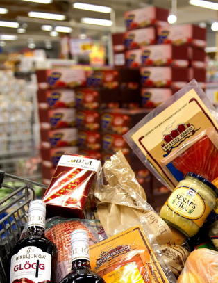 Nordmenn er det folk i Europa som handler mest over grensa