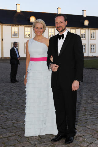 SKARRA-FAN: Kronprinsesse Mette-Marit (39) har flere ganger vist seg i Nina Skarras design. Her er hun p� vei inn til dronning Margrethe av Danmark sin 70-�rsfeiring i 2010 ikledd en mintgr�nn Skarra-kreasjon. Kronprinsessen har if�lge Skarra ikke tid til � komme p� visningen l�rdag. Foto: H�kon Mosvold Larsen / NTB Scanpix