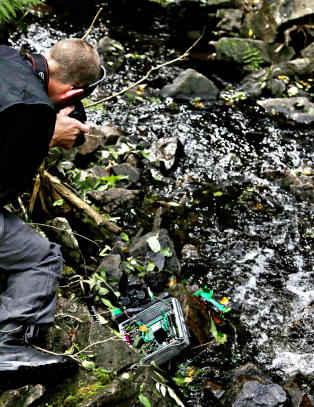 Her slår politiet til mot SOS Rasismes dumping i skogen