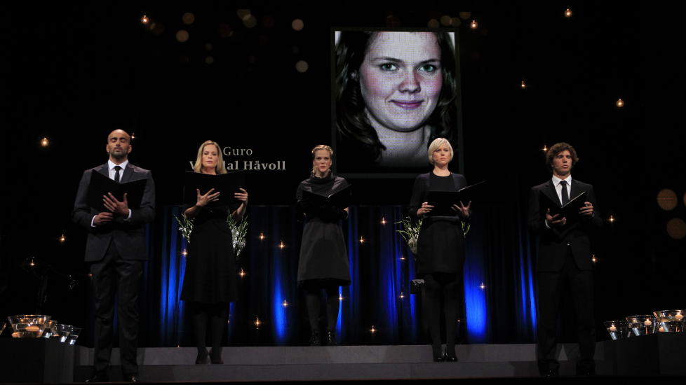 Guro Vartdal H�voll lyser p� storskjermen n�r navnet hennes leses opp i Oslo Spektrum under minneseremonien. N� er hun blitt hovedperson i en bok skrevet av kj�resten sin. Foto: Cornelius Poppe / SCANPIX