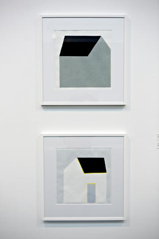 DRONNINGFAVORITT: Dronning Sonja har flere ganger trukket fram Hanne Borchgrevinks bilder som favoritter. Her viser Borchgrevink fram �Husflate� og �Hvitt hus�.
Foto: Lars Eivind Bones / Dagbladet