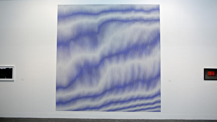 VEGGBILDE: Kristin Nordh�y brukte rundt to uker p� � montere akrylbildet �Interference� rett p� veggen.
Foto: Lars Eivind Bones / Dagbladet