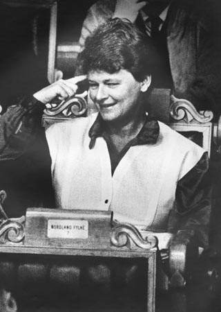 UPASSENDE OPPTREDEN: Gro Harlem Brundtland har m�ttet t�le kritikk for denne gesten. Bildet er tatt under en debatt om bensinavgiften i Stortinget i 1986. Foto: Olav Hasselknippe/VG/Scanpix