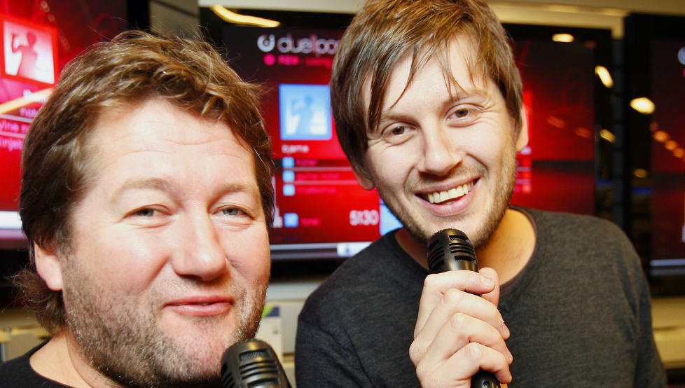 MUSIKALSK AVSTAND: Thomas Br�ndbo (til h�yre) er lei av � havne i skyggen av sin storebror Bjarne. Her fra en Singstar-duell, som endte med en knusende seier til lillebror Thomas, fra 2008. N� er han klar med ballade, alene - uten sine storebr�dre.
Foto: Tom E. �sthuus, Dagbladet.