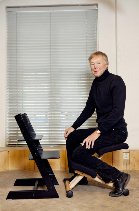 TO KLASSIKERE: Peter Opsvik med to av sine mest ber�mte stoler, �Tripp Trapp� og �Multi Balans�. Foto: Elisabeth Sperre Alnes/Dagbladet