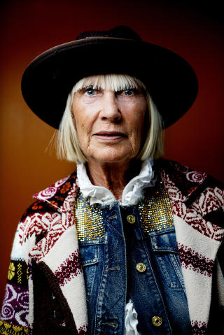 Kirsten Skallerud Bråthen (67)Fra Oslo, bor på Hosle i Bærum.Pensjonist, men jobber fortsatt litt i klesbutikken Come As You Are.
Hvordan vil du beskrive stilen din?
- Sporty rampete. Jeg finnes ikke romantisk, og er nok litt gutteaktig.Hvor viktig er stil for deg?
- Jeg er blitt så ødelagt at når noen ringer og ber oss bort om tre uker, så er min første tanke: «Gud, hva skal jeg ha på meg?» Ha-ha, høl i hue, vet du! Men tar jeg på meg et antrekk jeg ikke føler meg vel i, får jeg hodepine. Blir helt waste.
Signaturplagg?
- Tversoversløyfe. Det elsker jeg!
Favorittilbehør?
- Briller med fargesterk plastinnfatning.
Hvor henter du inspirasjon fra?
- Å få jobbe med unge mennesker er en inspirasjon og en lykke. Og så abonnerer jeg på Costume.
Hva føler du deg finest i?
- Noe behagelig. Jeg orker ikke ting som klemmer, da får jeg helt mark. Iblant får jeg høre: «Kirsten, du har jo ikke noe mave». «Det er fordi jeg kjøper store bukser, det», svarer jeg.
Hva kommer vi aldri til å se deg i?
- Shorts og bikini. Jeg har ikke noe pene ben lenger, de er fulle av årer og elendighet. Så den tiden er forbi.
Kvalitet eller kvantitet?
- Kvalitet har blitt viktigere med åra. Så jeg bruker nok altfor mye penger på klær.
Hva har du på deg nå?
- Blondebluse og jeans fra Rare. Jeansvest fra Cycle, boots fra Lille Vinkel Sko, hatt fra Met. Kirsten Skallerud Bråthen (67)Fra Oslo, bor på Hosle i Bærum.Pensjonist, men jobber fortsatt litt i klesbutikken Come As You Are.
Hvordan vil du beskrive stilen din?
- Sporty rampete. Jeg finnes ikke romantisk, og er nok litt gutteaktig.Hvor viktig er stil for deg?
- Jeg er blitt så ødelagt at når noen ringer og ber oss bort om tre uker, så er min første tanke: «Gud, hva skal jeg ha på meg?» Ha-ha, høl i hue, vet du! Men tar jeg på meg et antrekk jeg ikke føler meg vel i, får jeg hodepine. Blir helt waste.
Signaturplagg?
- Tversoversløyfe. Det elsker jeg!
Favorittilbehør?
- Briller med fargesterk plastinnfatning.
Hvor henter du inspirasjon fra?
- Å få jobbe med unge mennesker er en inspirasjon og en lykke. Og så abonnerer jeg på Costume.
Hva føler du deg finest i?
- Noe behagelig. Jeg orker ikke ting som klemmer, da får jeg helt mark. Iblant får jeg høre: «Kirsten, du har jo ikke noe mave». «Det er fordi jeg kjøper store bukser, det», svarer jeg.
Hva kommer vi aldri til å se deg i?
- Shorts og bikini. Jeg har ikke noe pene ben lenger, de er fulle av årer og elendighet. Så den tiden er forbi.
Kvalitet eller kvantitet?
- Kvalitet har blitt viktigere med åra. Så jeg bruker nok altfor mye penger på klær.
Hva har du på deg nå?
- Blondebluse og jeans fra Rare. Jeansvest fra Cycle, boots fra Lille Vinkel Sko, hatt fra Met.