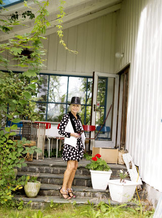 Edna Falao (73)Fra Oslo, bor i Oslo og St. Tropez i Frankrike. Tidligere speedwaykjører. Driver restauranten L'Esquinade i St. Tropez.
Hvordan vil du beskrive stilen din?
- Jeg har alltid hatt min egen stil. Jeg gidder ikke å følge moten eller kle meg etter alderen, og går i det som passer meg. Jeg liker å
provosere litt, for eksempel ved å ta på meg en liten fløyelsshorts og høye sko og vite at jeg får
kritikk for det.
Stilikon?
- Joan Collins. Hun er fantastisk stilig, alltid gjennomført. Og så må jeg si at det er mye stil og klasse over Celina Midelfart.
Signaturplagg?
- Bunadsko. De er så gode å gå i! Jeg sliter ut et par eller to i løpet av en sesong i St. Tropez, og gjestene på restauranten ler seg i hjel.
Hva gjør at du føler deg fin?
- Lekkert undertøy. Det bruker jeg under jeans og alt, og det gjør at jeg føler meg veldig vel. Enten går jeg for en litt lang silketruse eller en bitte-bitte liten g-streng, nesten som en skolisse. Og så små, lekre bher og underkjoler i silke.
Hva kommer vi aldri til å se deg i?
- Jeg hater joggebukser og sånne trange sykkelbukser, grusomt.Hva har du på deg nå?
- Kjole og vest fra Emporio Armani, sko kjøpt i St. Tropez (over).
Rosa pelsjakke kjøpt i St. Tropez (nest øverst).Antrekk på coverbildet (øverst): Bukse og bluse fra Dolce & Gabbana, skoletter
kjøpt i St. Tropez. Edna Falao (73)Fra Oslo, bor i Oslo og St. Tropez i Frankrike. Tidligere speedwaykjører. Driver restauranten L'Esquinade i St. Tropez.
Hvordan vil du beskrive stilen din?
- Jeg har alltid hatt min egen stil. Jeg gidder ikke å følge moten eller kle meg etter alderen, og går i det som passer meg. Jeg liker å
provosere litt, for eksempel ved å ta på meg en liten fløyelsshorts og høye sko og vite at jeg får
kritikk for det.
Stilikon?
- Joan Collins. Hun er fantastisk stilig, alltid gjennomført. Og så må jeg si at det er mye stil og klasse over Celina Midelfart.
Signaturplagg?
- Bunadsko. De er så gode å gå i! Jeg sliter ut et par eller to i løpet av en sesong i St. Tropez, og gjestene på restauranten ler seg i hjel.
Hva gjør at du føler deg fin?
- Lekkert undertøy. Det bruker jeg under jeans og alt, og det gjør at jeg føler meg veldig vel. Enten går jeg for en litt lang silketruse eller en bitte-bitte liten g-streng, nesten som en skolisse. Og så små, lekre bher og underkjoler i silke.
Hva kommer vi aldri til å se deg i?
- Jeg hater joggebukser og sånne trange sykkelbukser, grusomt.Hva har du på deg nå?
- Kjole og vest fra Emporio Armani, sko kjøpt i St. Tropez (over).
Rosa pelsjakke kjøpt i St. Tropez (nest øverst).Antrekk på coverbildet (øverst): Bukse og bluse fra Dolce & Gabbana, skoletter
kjøpt i St. Tropez.