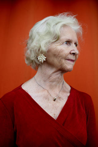 Liv Clemens (79)Fra Lovisenberg i Oslo.
Bor på Frogner.
Pensjonert producer i NRK.
Hvordan vil du beskrive stilen din?
- Klassisk enkel. Jeg liker å blande noe pent med noe som ikke er så pent. Og så liker jeg ting som veier lite og dekker mye.
Hvor viktig er stil for deg?
- Det er viktig. Klær gir jo uttrykk for hvem du er.
Stilikon?
- Kronprinsesse Mary. Hun har mange lekre klær som jeg gjerne skulle ha adoptert. Og hun Madeleine i Sverige hadde et veldig lekkert sportsantrekk på seg i sommer: Et par hvite bukser, marineblå bluse og en rålekker jakke.
Favorittilbehør?
- Jeg går ofte med et belte i livet. Og så synes jeg litt jåleri er stas. Men jeg eier bare tullesmykker, sånn bling.
Favorittbutikk?
- Jeg finner mye fint på Hennes & Mauritz og Tara eller Zara, eller hva det heter.
Favorittfarge?
- Jeg er glad i rosa, en litt grålig, blek rosa. Den synes jeg er smashing!
Hvor henter du inspirasjon fra?
- Når jeg er hos «frissan» så blar jeg gjennom alt av blader. Og da er det bare moter jeg ser på, ikke kremer eller matoppskrifter.
Hva synes du om dagens trender?
- Dagens mote til unge er helt topp, men butikkene for eldre er bare så kjedelige! Ingenting går inn i livet, alle plagg er som en sekk.
Hva har du på deg nå?
- Rød kjole fra Wallins, kjøpt i London for over tjue år siden. Denne er favoritten min, jeg elsker den! Øredobbene fra Accessorize og sko fra Din sko. Halssmykket er en gave fra
sønnen min. Liv Clemens (79)Fra Lovisenberg i Oslo.
Bor på Frogner.
Pensjonert producer i NRK.
Hvordan vil du beskrive stilen din?
- Klassisk enkel. Jeg liker å blande noe pent med noe som ikke er så pent. Og så liker jeg ting som veier lite og dekker mye.
Hvor viktig er stil for deg?
- Det er viktig. Klær gir jo uttrykk for hvem du er.
Stilikon?
- Kronprinsesse Mary. Hun har mange lekre klær som jeg gjerne skulle ha adoptert. Og hun Madeleine i Sverige hadde et veldig lekkert sportsantrekk på seg i sommer: Et par hvite bukser, marineblå bluse og en rålekker jakke.
Favorittilbehør?
- Jeg går ofte med et belte i livet. Og så synes jeg litt jåleri er stas. Men jeg eier bare tullesmykker, sånn bling.
Favorittbutikk?
- Jeg finner mye fint på Hennes & Mauritz og Tara eller Zara, eller hva det heter.
Favorittfarge?
- Jeg er glad i rosa, en litt grålig, blek rosa. Den synes jeg er smashing!
Hvor henter du inspirasjon fra?
- Når jeg er hos «frissan» så blar jeg gjennom alt av blader. Og da er det bare moter jeg ser på, ikke kremer eller matoppskrifter.
Hva synes du om dagens trender?
- Dagens mote til unge er helt topp, men butikkene for eldre er bare så kjedelige! Ingenting går inn i livet, alle plagg er som en sekk.
Hva har du på deg nå?
- Rød kjole fra Wallins, kjøpt i London for over tjue år siden. Denne er favoritten min, jeg elsker den! Øredobbene fra Accessorize og sko fra Din sko. Halssmykket er en gave fra
sønnen min.