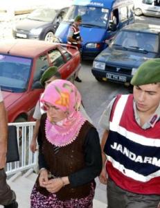 Voldtatt sm�barnsmor hevnet seg ved � skyte og halshugge gjerningsmannen