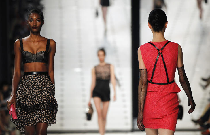 S�TT OG SEXY: Jason Wu setter gjerne sukkers�te blondekjoler sammen med skinnreimer og transparente hansker. Foto: Reuters / NTB Scanpix