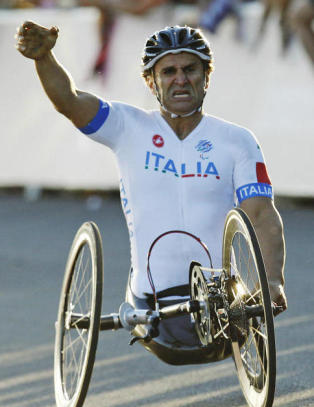 Sikret nytt gull elleve �r etter at han mistet beina i formel 1-ulykke