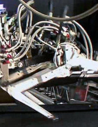 Se denne lynraske roboten sl� Bolts verdensrekord