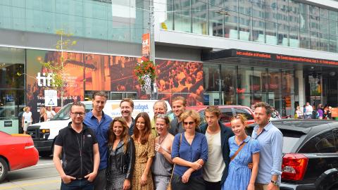 PÅ TUR: Her er representanter fra de norske filmene som blir vist i Toronto samlet. «90 minutter»-skuespillerne Pia Tjelta og Mads Ousdal til venstre i bildet. Foto: Jakob Berg PÅ TUR: Her er representanter fra de norske filmene som blir vist i Toronto samlet. «90 minutter»-skuespillerne Pia Tjelta og Mads Ousdal til venstre i bildet. Foto: Jakob Berg