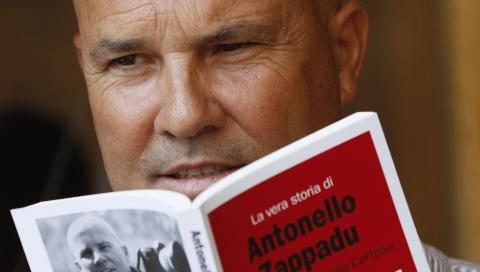 FOTOGRAF: Det er fotografen Antonello Zappadu som har skaffet bildene av den hittil ukjente grotten hvor Berlusconis angivelige sexfester skal ha foreg�tt. Han vil imidlertidig ikke r�pe hvem som har tatt bildene. Foto: Scanpix