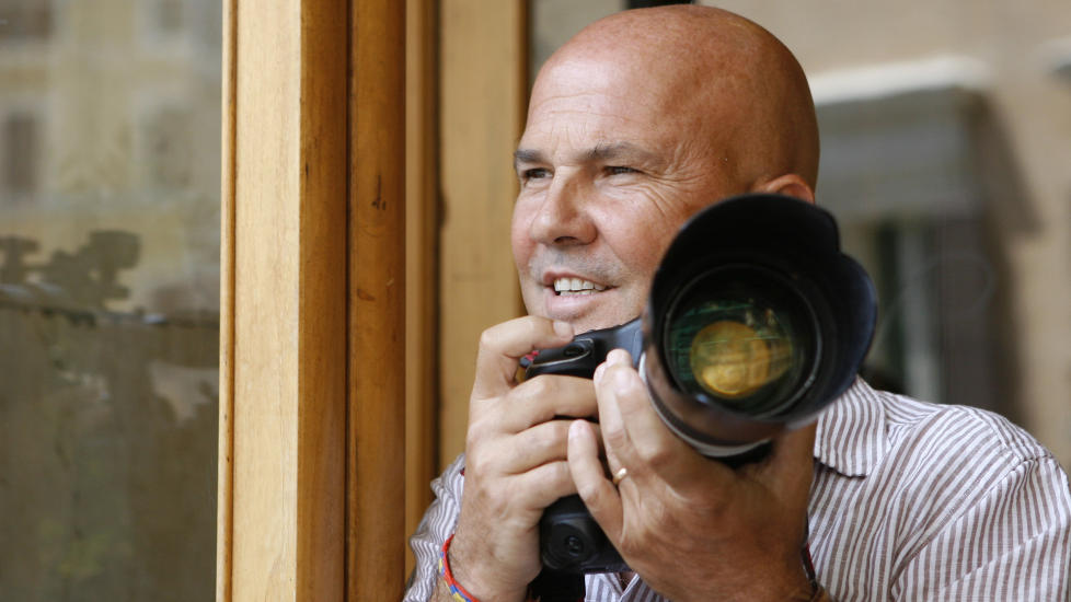 F�TT TAK I BILDENE: Det er fotografen Antonello Zappadu som har f�tt tak i de eksklusive bildene av Silvio Berlusconis hittil ukjente grotte. Hvor han har f�tt tak i bildene, vil han ikke r�pe. Foto: Scanpix