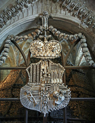 Da kirkeg�rden ble for liten, fant de en uvanlig l�sning for 40 000 lik