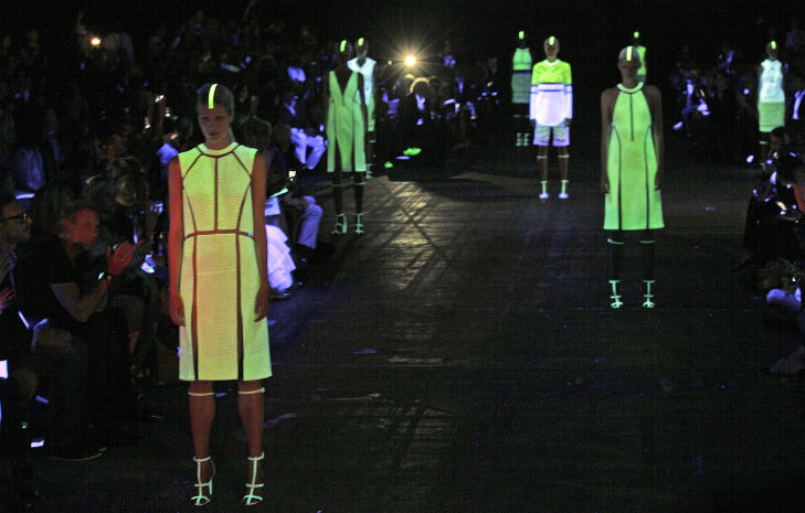 SELVLYSENDE: Alexander Wang S/S 2013. Foto: AFP / NTB Scanpix