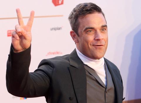 «Candy»: Robbie Williams kommer mot slutten av året med et nytt album. På albumets første singel har han spilt inn store deler av ei låt av norske Todd Terje på nytt.
Foto: NTB Scanpix «Candy»: Robbie Williams kommer mot slutten av året med et nytt album. På albumets første singel har han spilt inn store deler av ei låt av norske Todd Terje på nytt.
Foto: NTB Scanpix