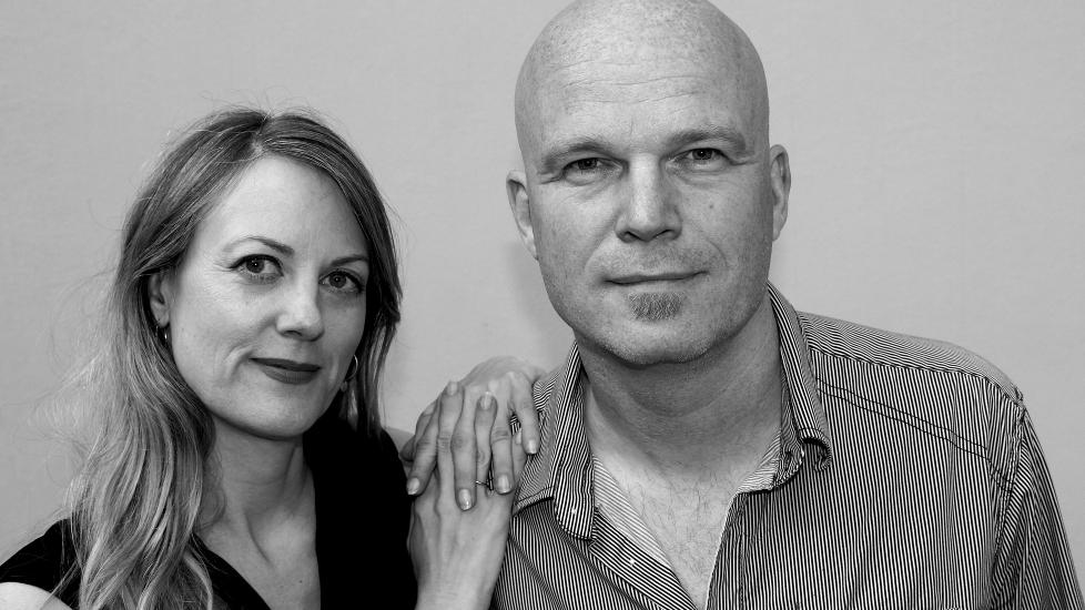 DUETTROMAN: Helene Uri og Arne Svingen har skrevet ungdomsroman sammen for andre gang. I �Din vakre j�vel� f�rer de ordet for henholdsvis en 15 �r gammel gutt og en 25 �r gammel kvinne. Foto: GYLDENDAL