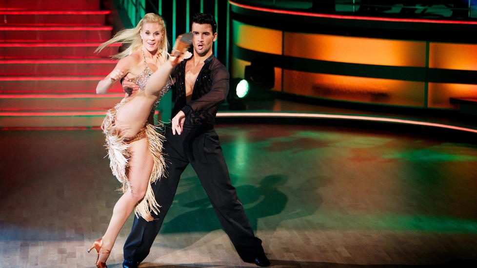 KNOCKOUT!:Cathrine Lars�sen og Tom Erik Nilssen var blant danseparene som gjorde det best i �Skal vi danse�-premieren p� l�rdag. TV 2s flaggskip slo knockout p� sin nye NRK-konkurrent �Stjernekamp�. Foto: Eirik Helland Urke